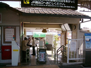 家にぽっかり四角い穴が開いたような改札口。一つの改札ブースやその他いろいろのものが置いてある。