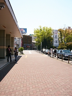 赤い波レンガを敷き詰めた駅舎前の歩道。