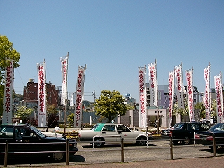 たくさんののぼりとタクシー。