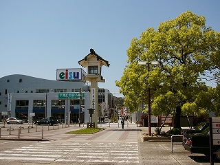 灯篭のある石畳の道。