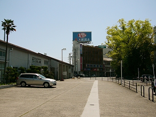 誰も歩いていない広くて古い歩道。遠くに小さなビル。