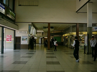 床も天井も壁も基本的にくすんだ白色。