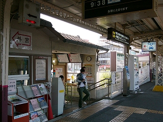 改札口を左斜めに見て。