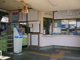 斜めにカットされた出札口、そして自動券売機。