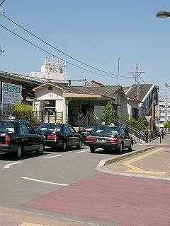 タクシー乗り場のコーナーから駅舎を斜めに見て。