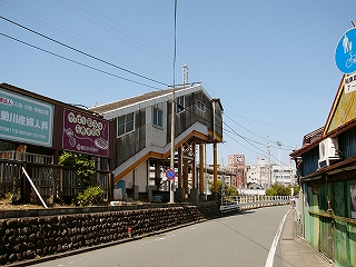 跨線橋の角、1,5車線の道路。