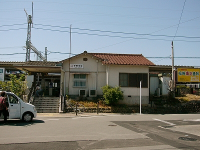 真正面から見た駅舎。