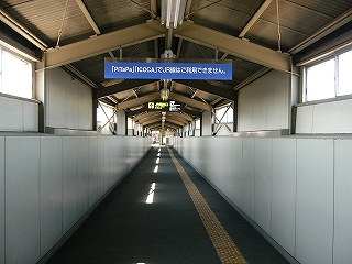 白い壁の跨線橋内。