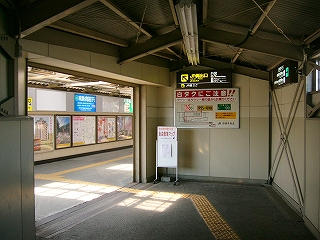 JR構内の一般的な跨線橋との結節部。