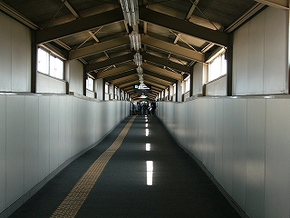 白い壁の跨線橋内。
