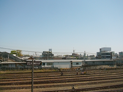 真っ青な空の下、赤茶けた鉄路が並びつくす。