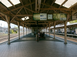 山形の上屋の下にて。ホームの幅は近鉄よりもずっと広い。