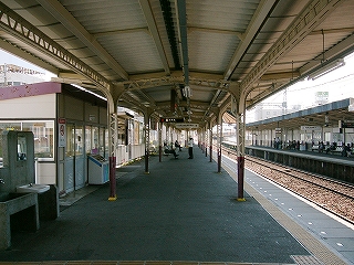 アスファルトの床のホーム。