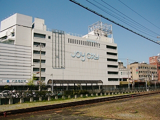 百貨店のような白い建物。