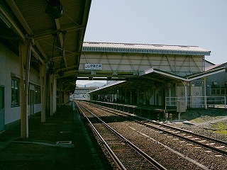 ホームの上の詰所と短い跨線橋。