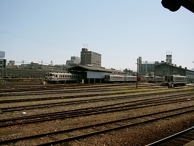 並びつくす鉄路を左斜めに見て。