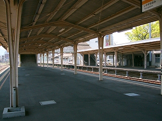 アスファルトのホーム。広い上屋。