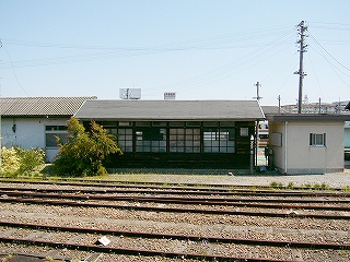 格子窓が大きく取り付けられた黒い木造の詰所。