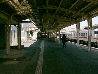 幅広いホーム。右手に線路内。