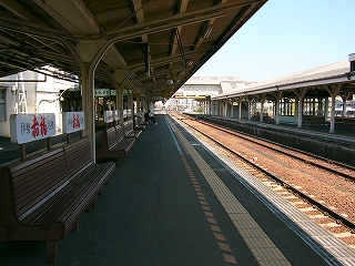 長椅子、ホーム、線路内。