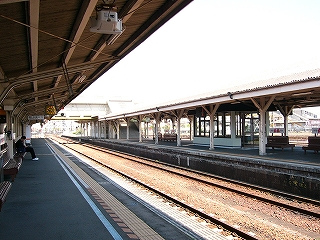 ホーム、線路内、隣のホーム。架線が無く線路内はすっきりしている。