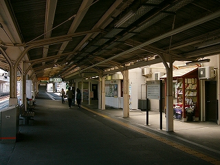 左に線路内、そしてホーム。ホームの右端には透明の波板から光が差し込み日向になっている。