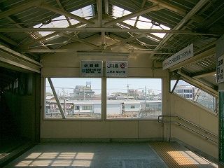 跨線橋の突き当りには窓があり、構内を見渡せる。