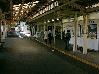 右手に改札口。上屋はくすんでいるが、改札口付近の壁は真っ白で新しい感じ。