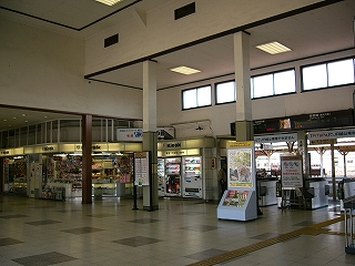 中央付近は二階分の高さがある駅舎内。