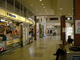 古びた蛍光灯の明かりの大きなKiosk.大変多くの種類の品物を陳列している。