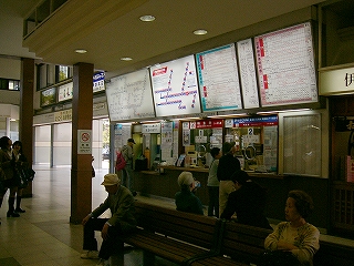 上部に電照式時刻表、料金表を設置した有人の近鉄きっぷうりば。