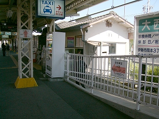 上屋の影から駅舎の断面を垣間見る。
