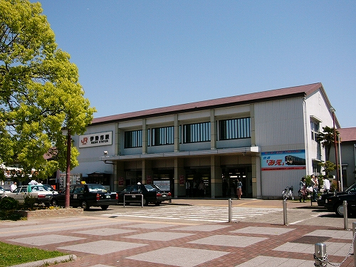 きれいに整備された歩行者用の路面と駅舎。