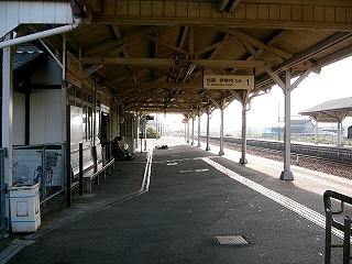 背の高い大きな三角屋根の上屋の下。少し薄暗い。