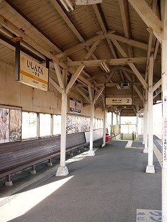小ぶりな三角屋根の上屋の下のようす。左手の薄壁には転げ茶の長椅子がすえつけてある。