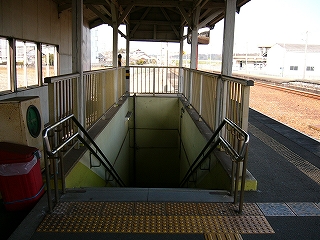 2重のステンレスの手すりが薄緑に塗られた地下道入口に落ち込んでいる。