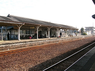 大きな三角屋根の上屋を一列の白い柱で支える1番線ホームを斜め左に見て。屋根の向こう側は駅舎の屋根とつながっている。