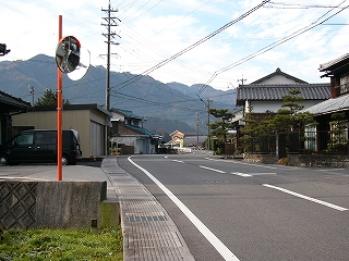 右手に民家、左手にガレージが前にある家。