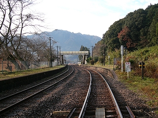 舗装されず芝生のようになったホームのある停車場。