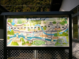 カラフルな横長の散策マップ。