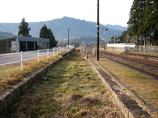 緑や茶色の草で埋められた貨物側線。