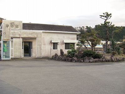 影野駅駅舎。