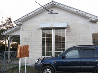 白格子窓のある駅舎