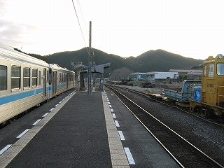 レールの先に山が控える