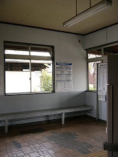 窓、作り付け長椅子。剥げた床。