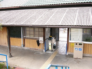 ホームとその先の住宅地。