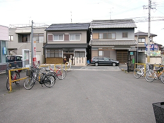 小さな駅前広場、その先はＴ字路になり、民家に突き当たっている。