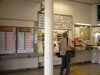 筋が入れられた丸くて白い柱。