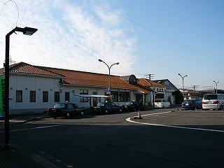 駅舎をより左斜めに見て。駅舎前にはタクシーが3台並んでいる。