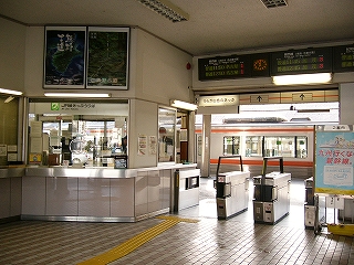 左にみどりの窓口、右手に自動改札の並び。
